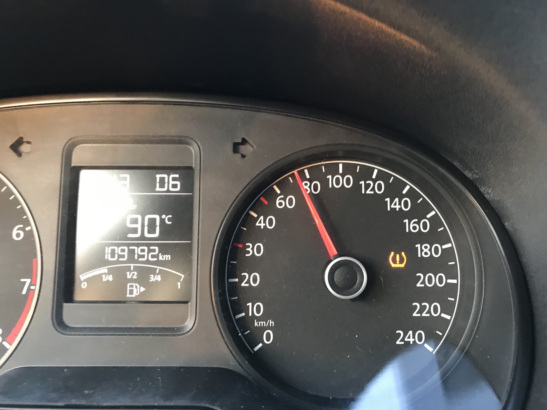 Т5 давление масла. Пробег Фольксваген поло 79000. Volkswagen Transporter 5 панель приборов бензин. Бортовой компьютер спидометр на Фольксваген поло. Значки приборов Volkswagen Polo sedan 2013.