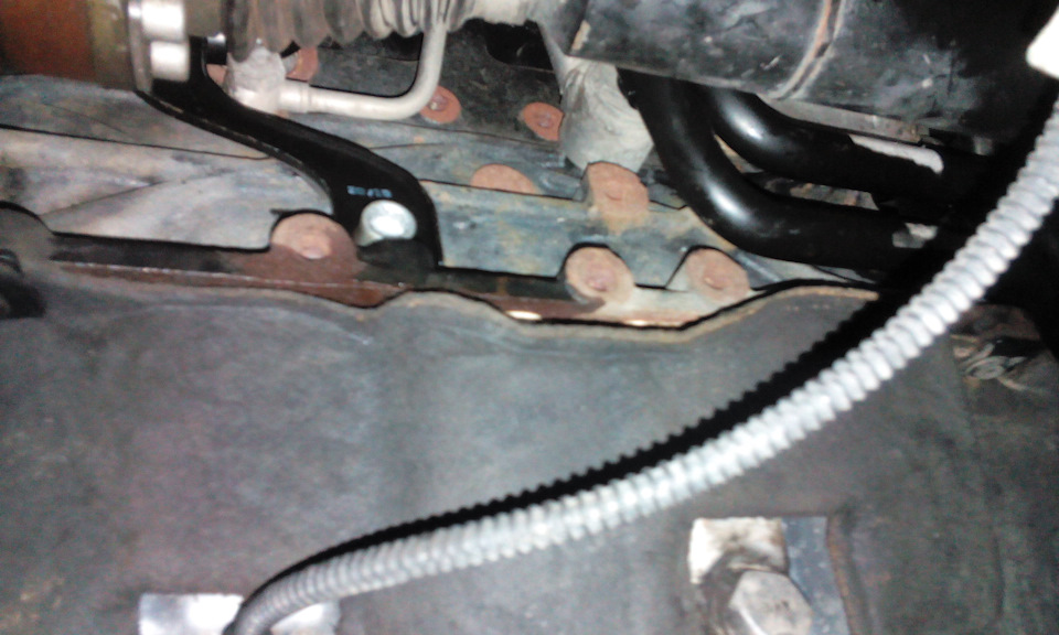 Видно одно ухо крепления. Чуть ниже — это поддон двигателя. — Skoda Yeti