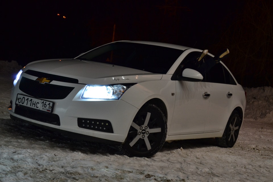 Машина Chevrolet Cruze белая