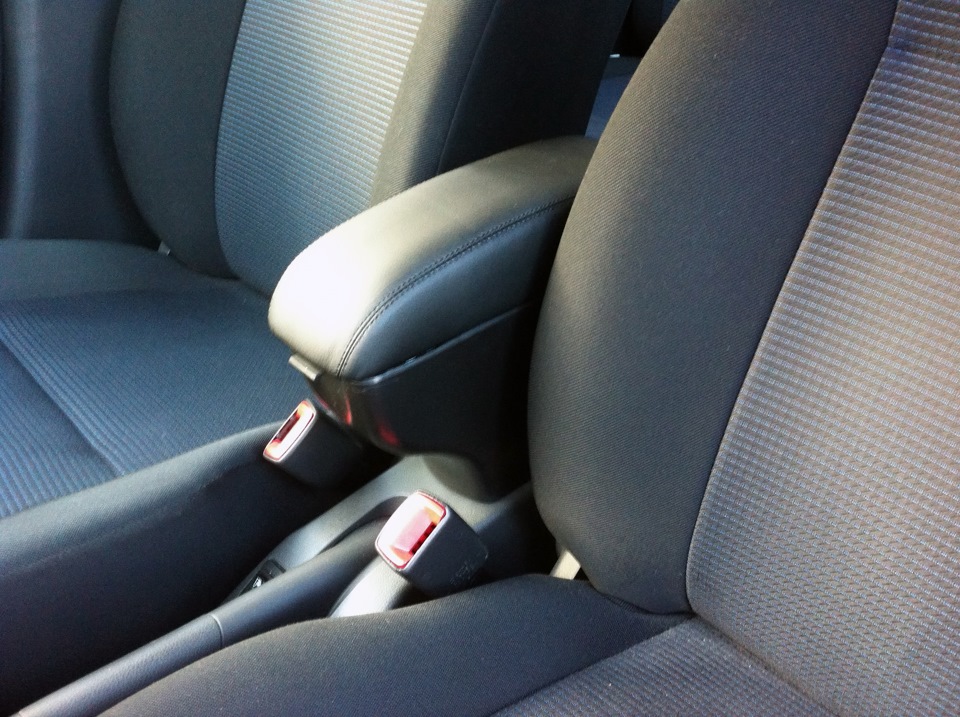 Картинки по запросу Подлокотник в авто – полезный ли аксессуар