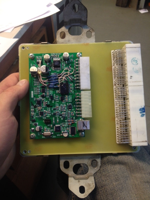 Симбиоз японского блока и белорусской платы, которую мне сочинил приятель на работе, т. к. с электронной точки зрения руки у меня попахивают использованной туалетной бумагой. Жаль допаять пока не удалось- Игоряна, как назло отправили в командировку. Буду ждать его возвращения. — Subaru Legacy Outback (BE/BH)