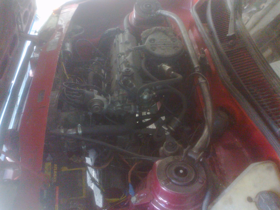 почему тяжко заводится прогретый движок ? и не держит обороты глохнет ...