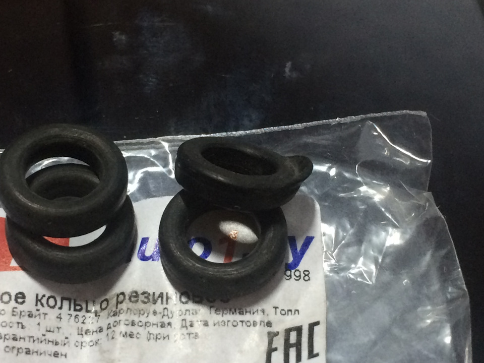 Замена резинок-прокладок на форсунках — Audi A4 (B5), 1,8 л, 2000 года ...