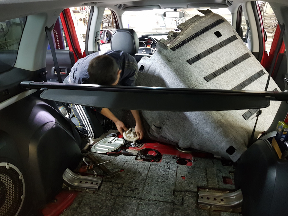 Mitsubishi outlander xl замена. Замена бензонасоса Mitsubishi Outlander. Mitsubishi Outlander 3, замена бензонасоса.. Аутлендер замена бензонасоса. Митсубиси Аутлендер XL 3.0 2007 бензонасос.