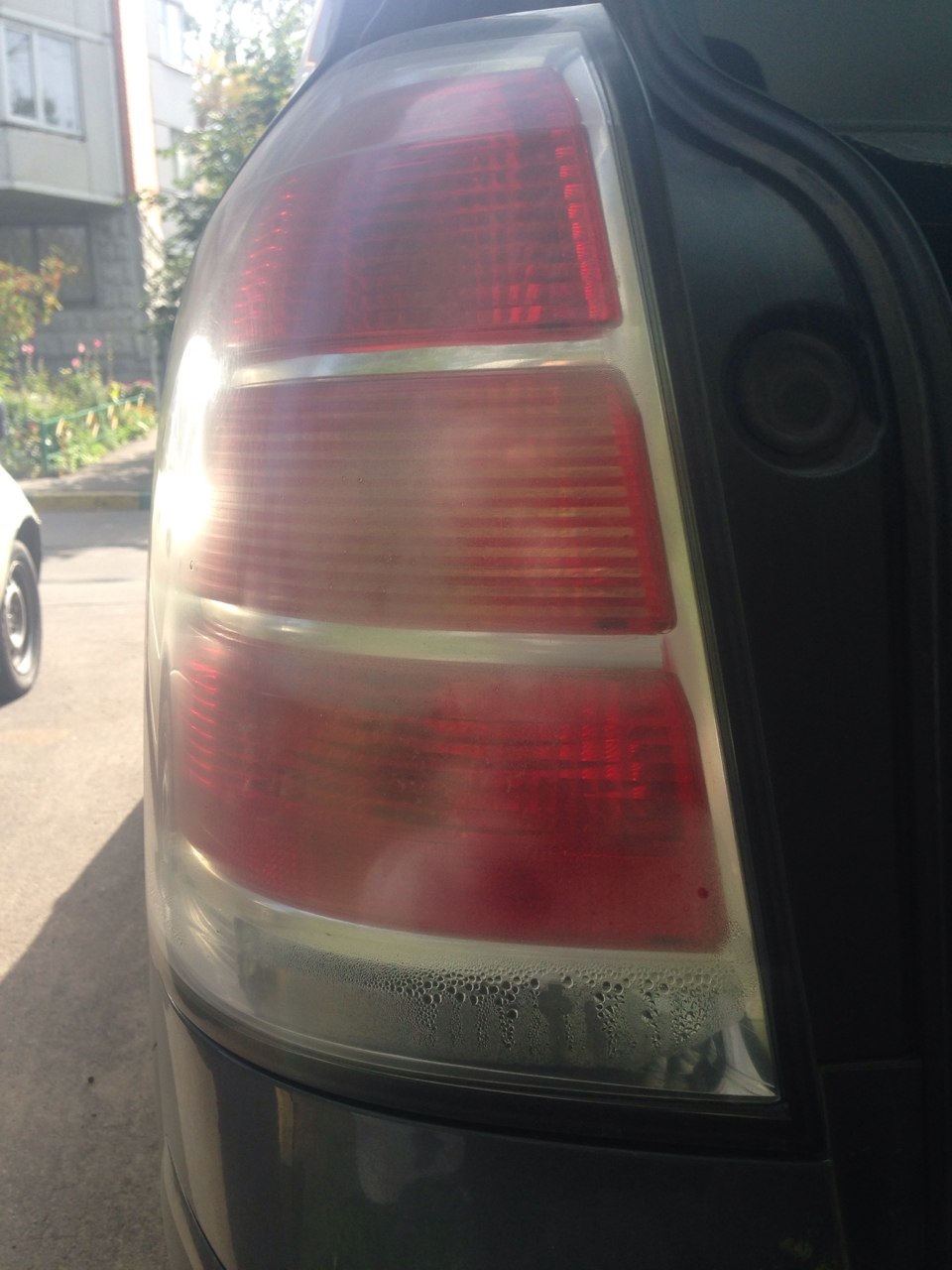 Потеет фара как в сауне — Opel Zafira B, 1,8 л., 2007 года | своими ...