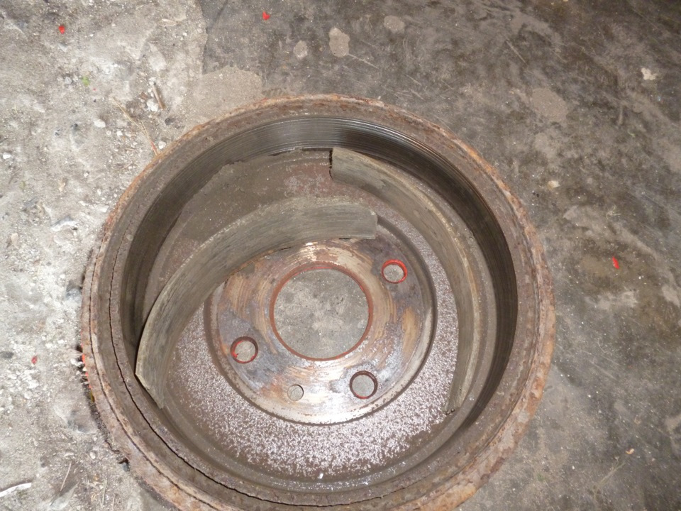 Развалилась задняя тормозная колодка. — KIA Soul (1G), 1,6 л, 2012 года ...