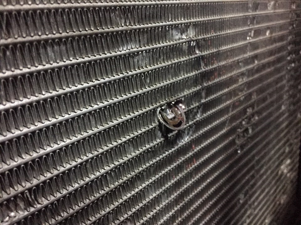 Пробит радиатор охлаждения. Пробит радиатор охлаждения. Пробит радиатор охлаждения. Пробит радиатор охлаждения. Радиатор системы охлаждения.