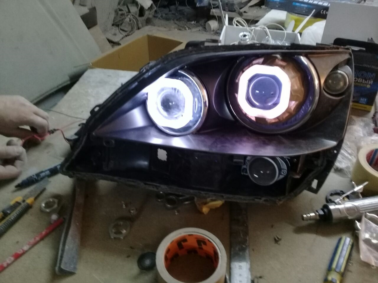 Установка линз на шпильки. Honda hr-v линзы фары. Линзы в крайслер вояджер 4. Установка линз новосибирск. Установка линз новосибирск.