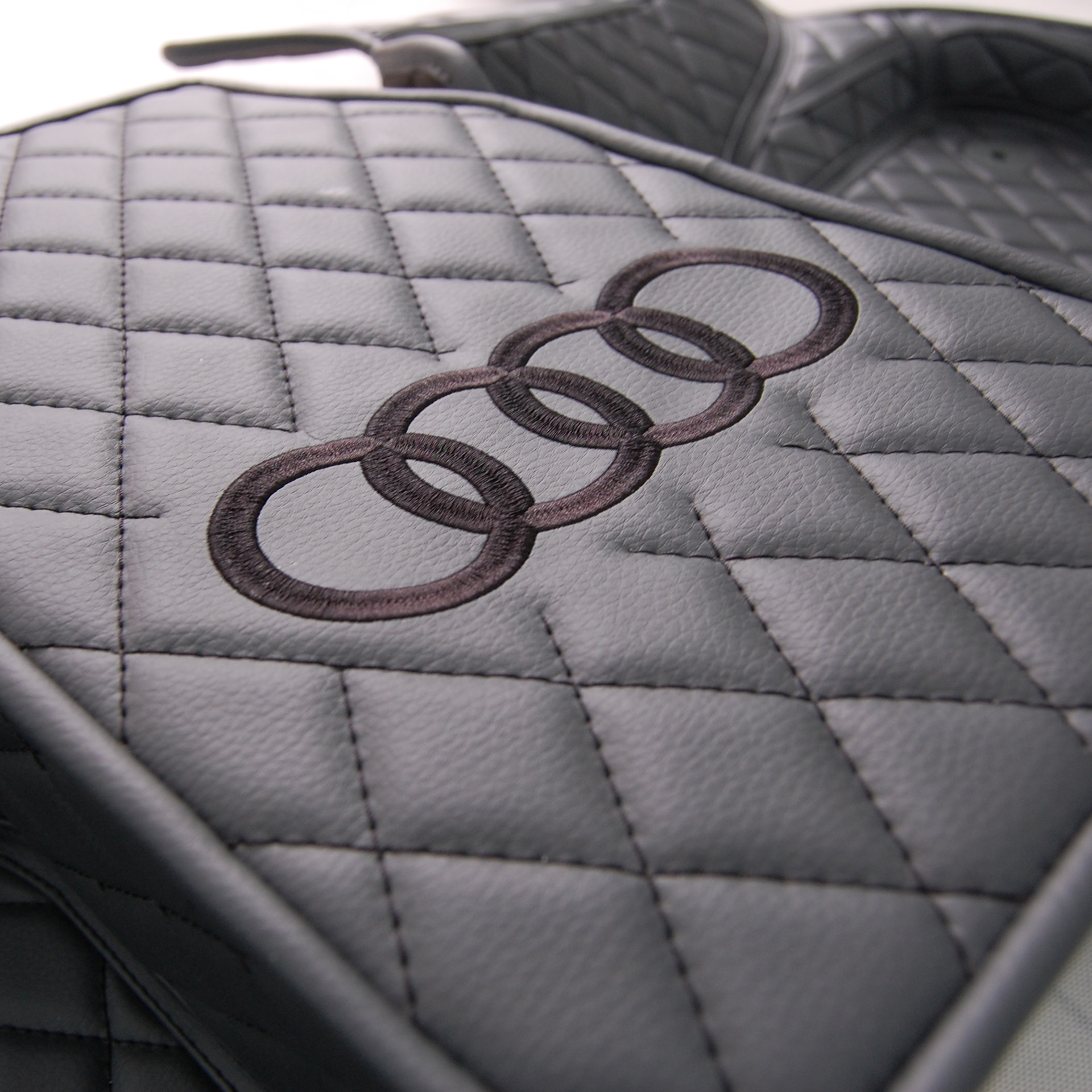 сиденья ауди а5 купе. чехлы audi q3. коврики из экокожи ауди а6 с7. экокожа ауди. чехлы для audi a4 в5 комфорт.