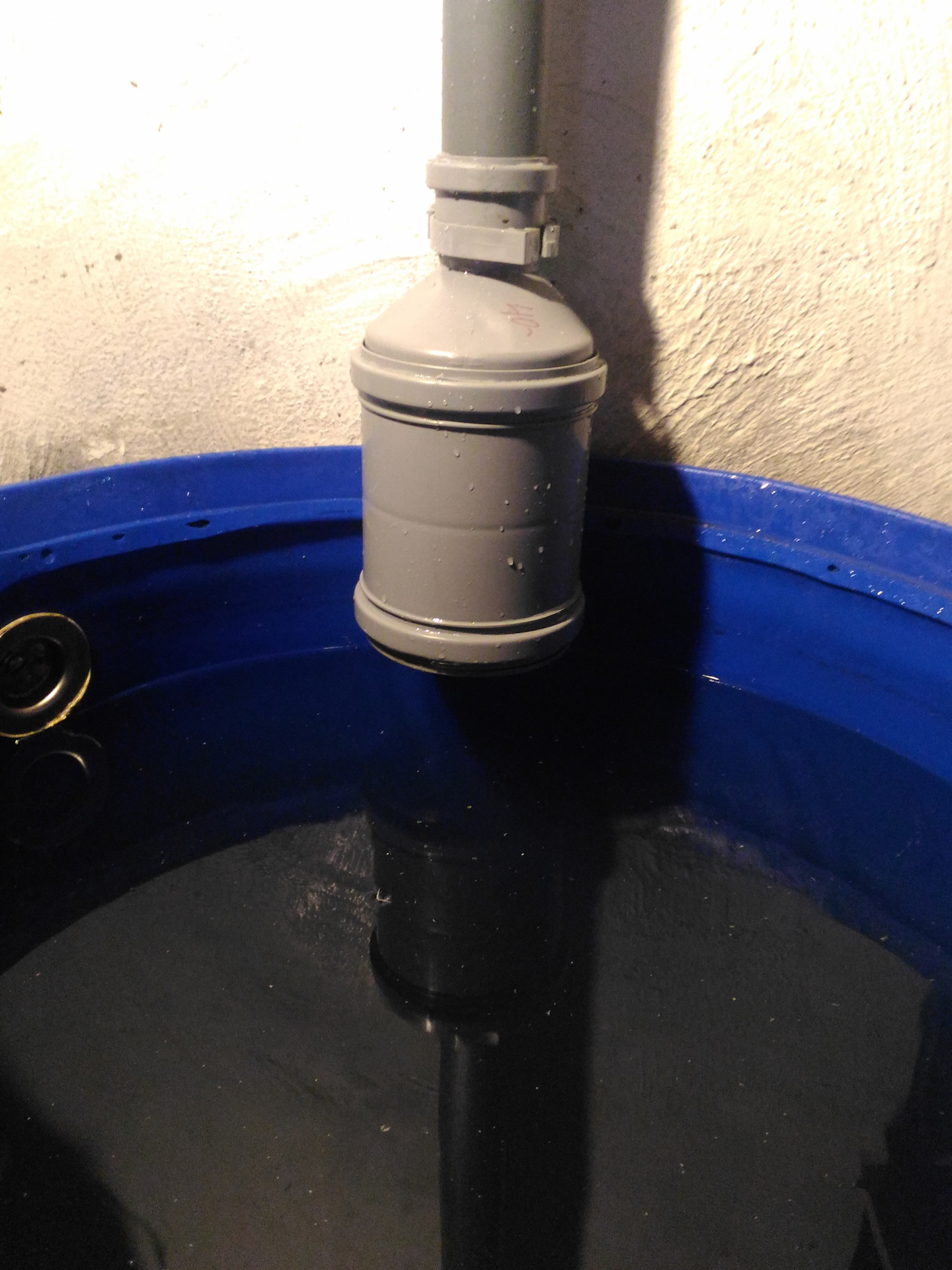 Датчик собирал дождевую воду в бак. Фильтр для дождевой воды. Фильтр для дождевой воды с крыши. Фильтр для очистки воды с крыши. Самодельный фильтр для дождевой воды.
