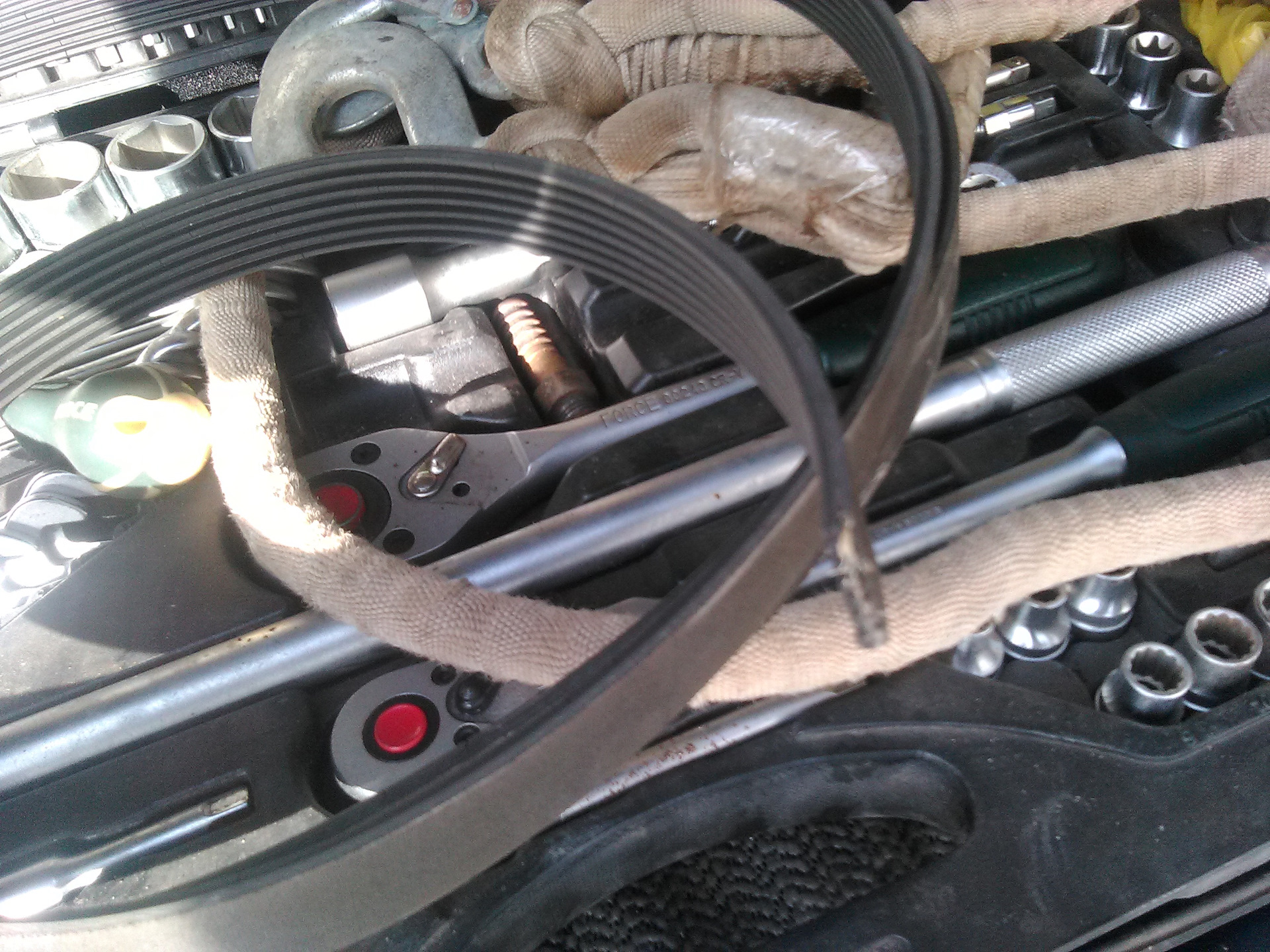 Вольво xc60 дизель обрыв ремня. Приводной ремень пежо 408. Пежо 3008 навесной ремень. Обрыв приводного ремня. Порванный ремень генератора.