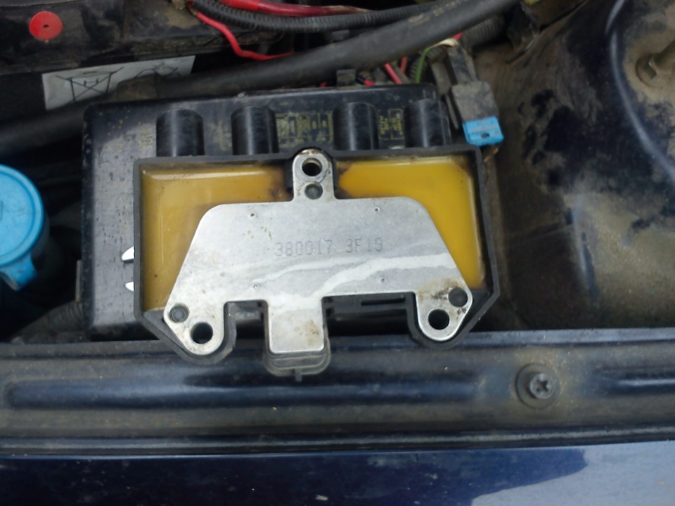 Снятая катушка зажигания — Daewoo Lanos. Запчасти на фото: 380017