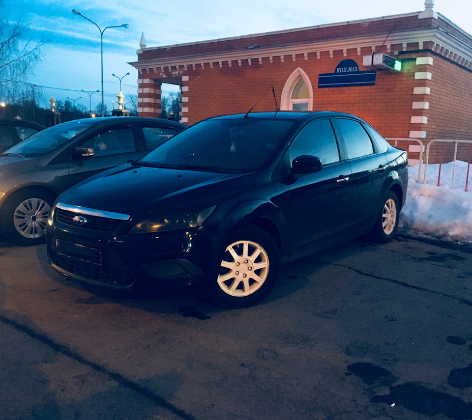 Белые катки — Ford Focus II Sedan, 1,6 л, 2009 года | колёсные диски |  DRIVE2