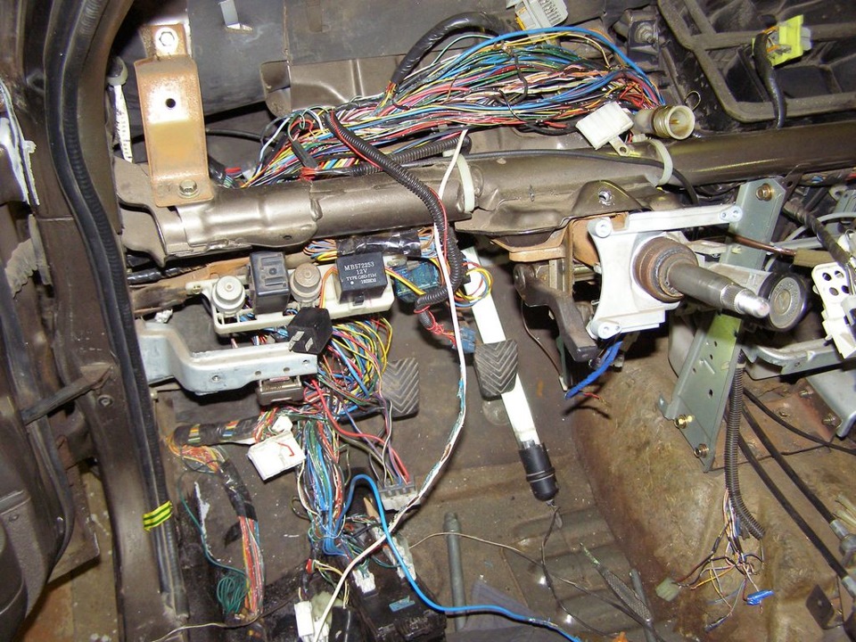 Вода под печкой ваз 2114. С левой стороны под панелью. Масса приборной панели 2110. С левой стороны под панелью. С левой стороны под панелью.