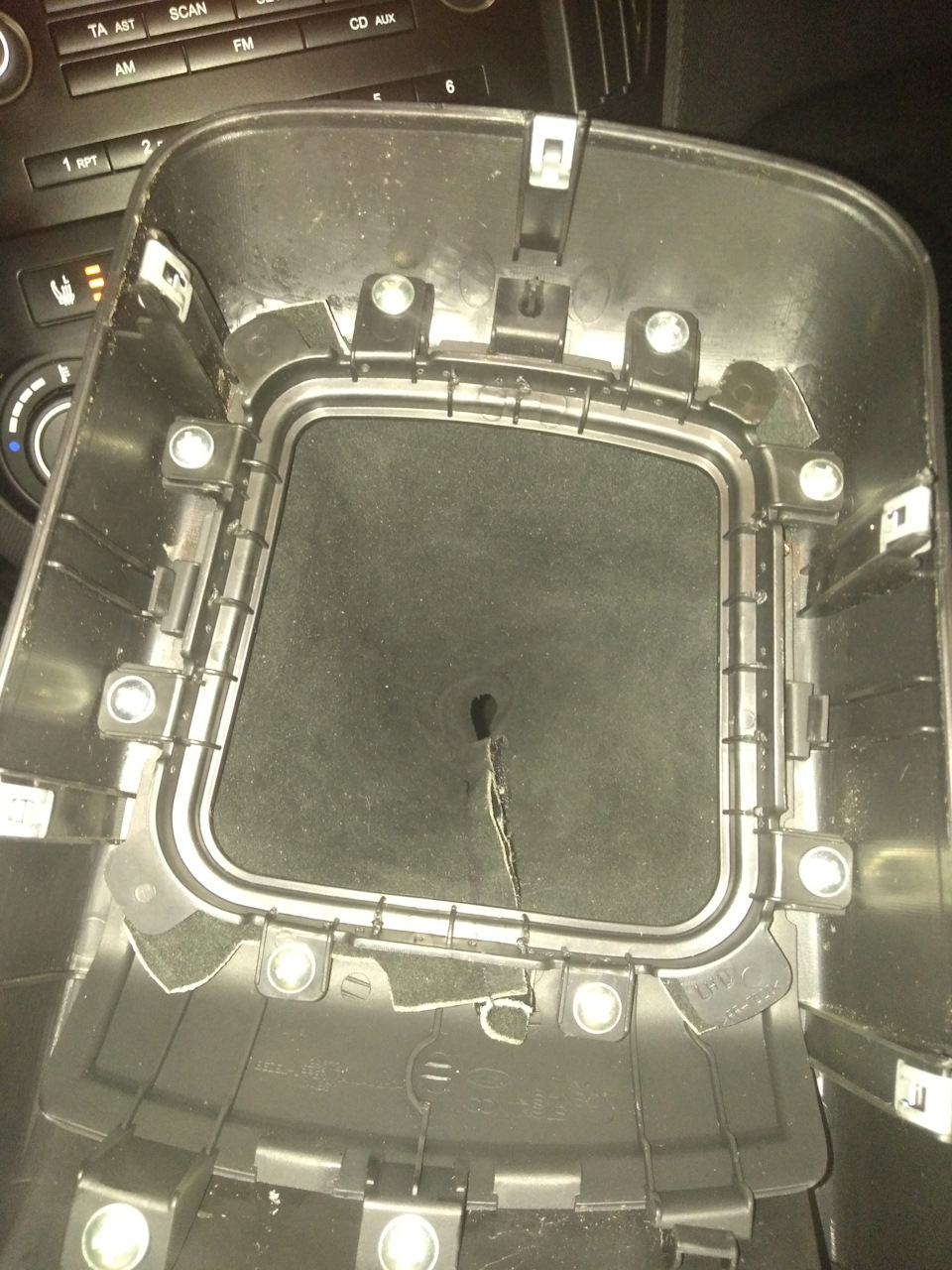 Новый кожух отлично держится на шурупах, без всяких скрепок — KIA Ceed SW (1G)