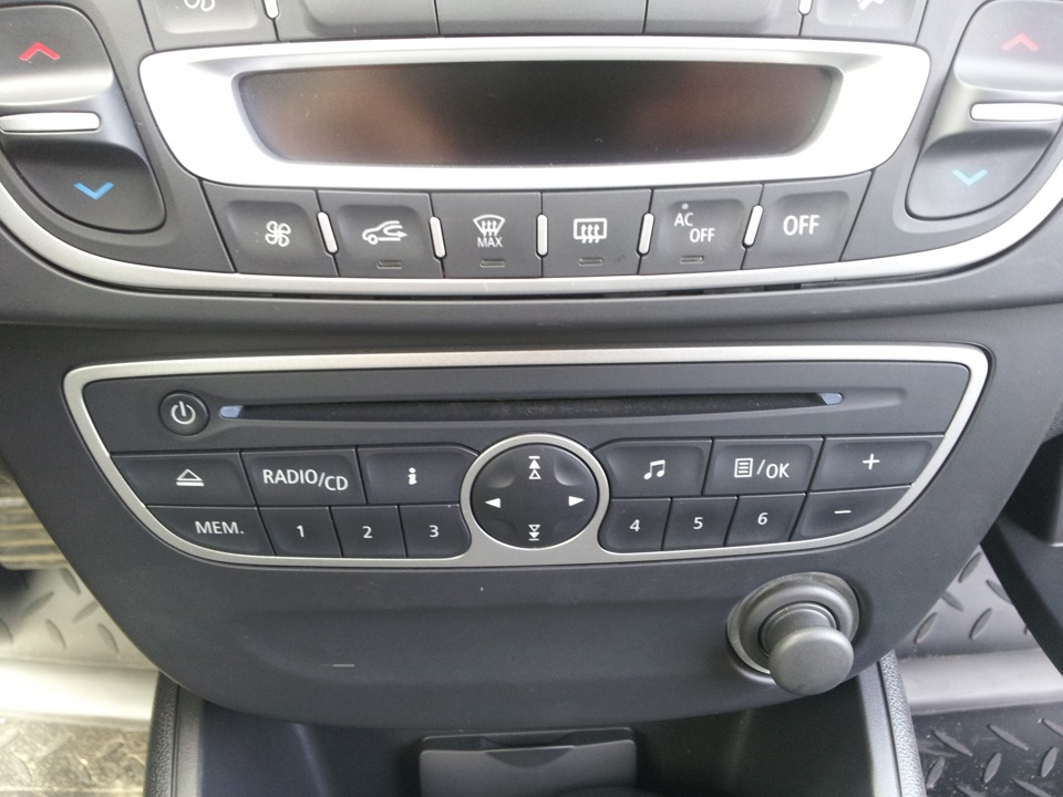 USB-порт — Renault Fluence, 1,6 л, 2011 года | аксессуары | DRIVE2