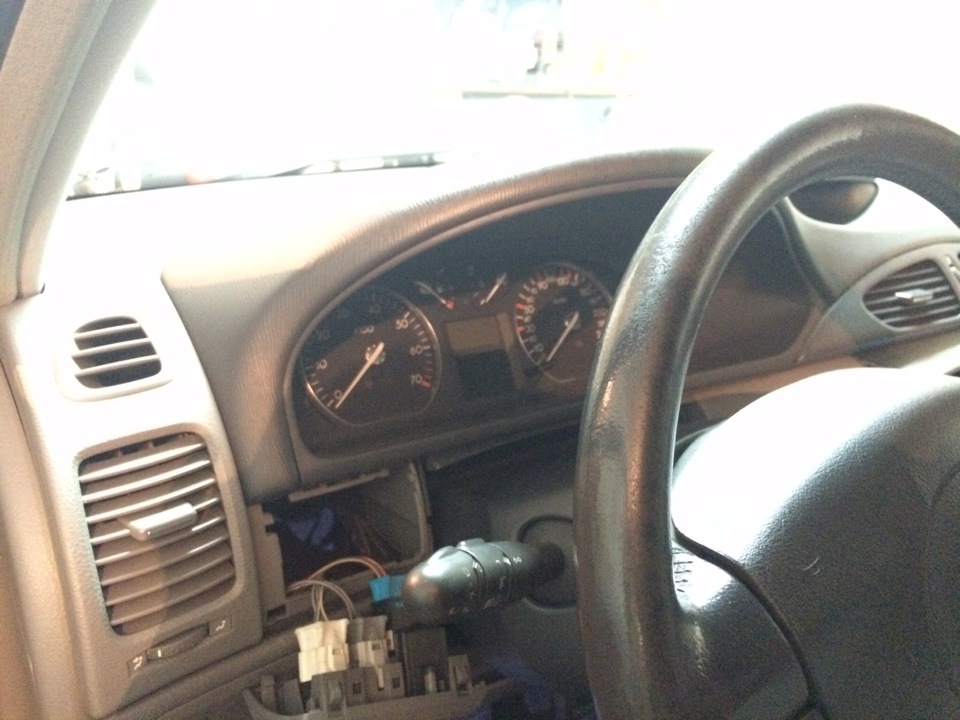 Полировка стекла приборной панели — Renault Laguna II, 1,8 л, 2002 года ...