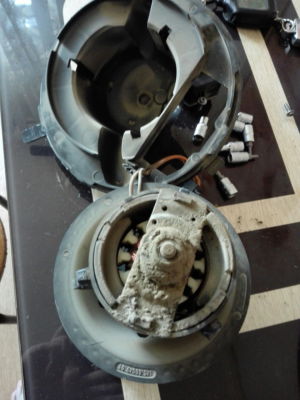 чистка моторчика "печки" — Volkswagen Passat B6, 2 л, 2006 года ...