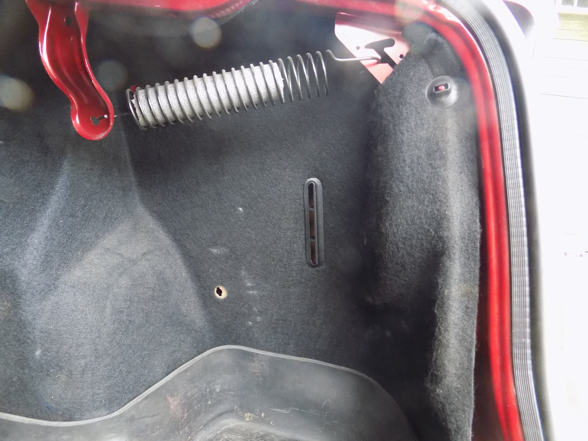 вентиляция рено логан 2. вентиляция багажника рено логан 2. вентиляция багажника рено логан 2007. клапан вентиляции салона renault logan 2. воздуховод в багажнеки рено логон1.