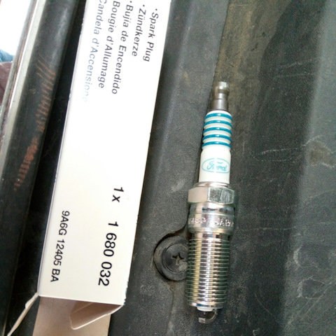 1680032 Свеча зажигания / Fiesta, C-Max, Focus-II/III 1.6 Zetec-S ...