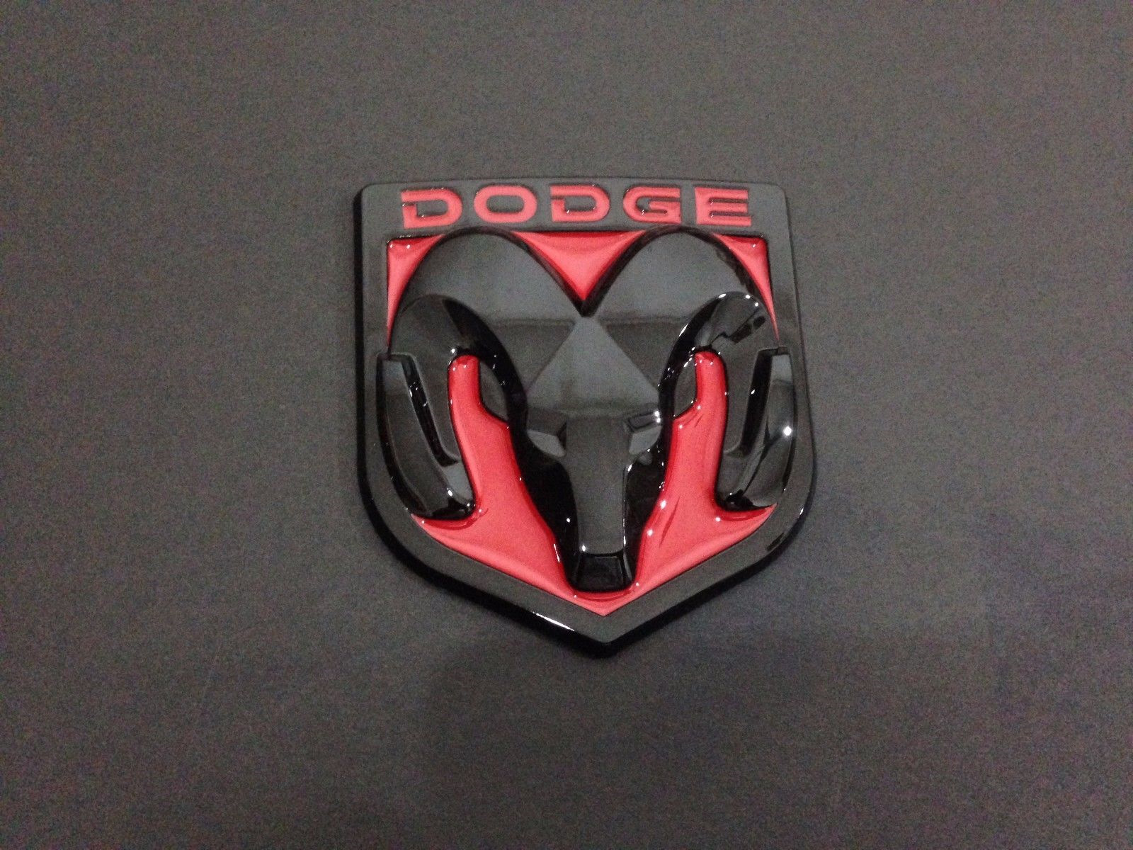 Dodge значок