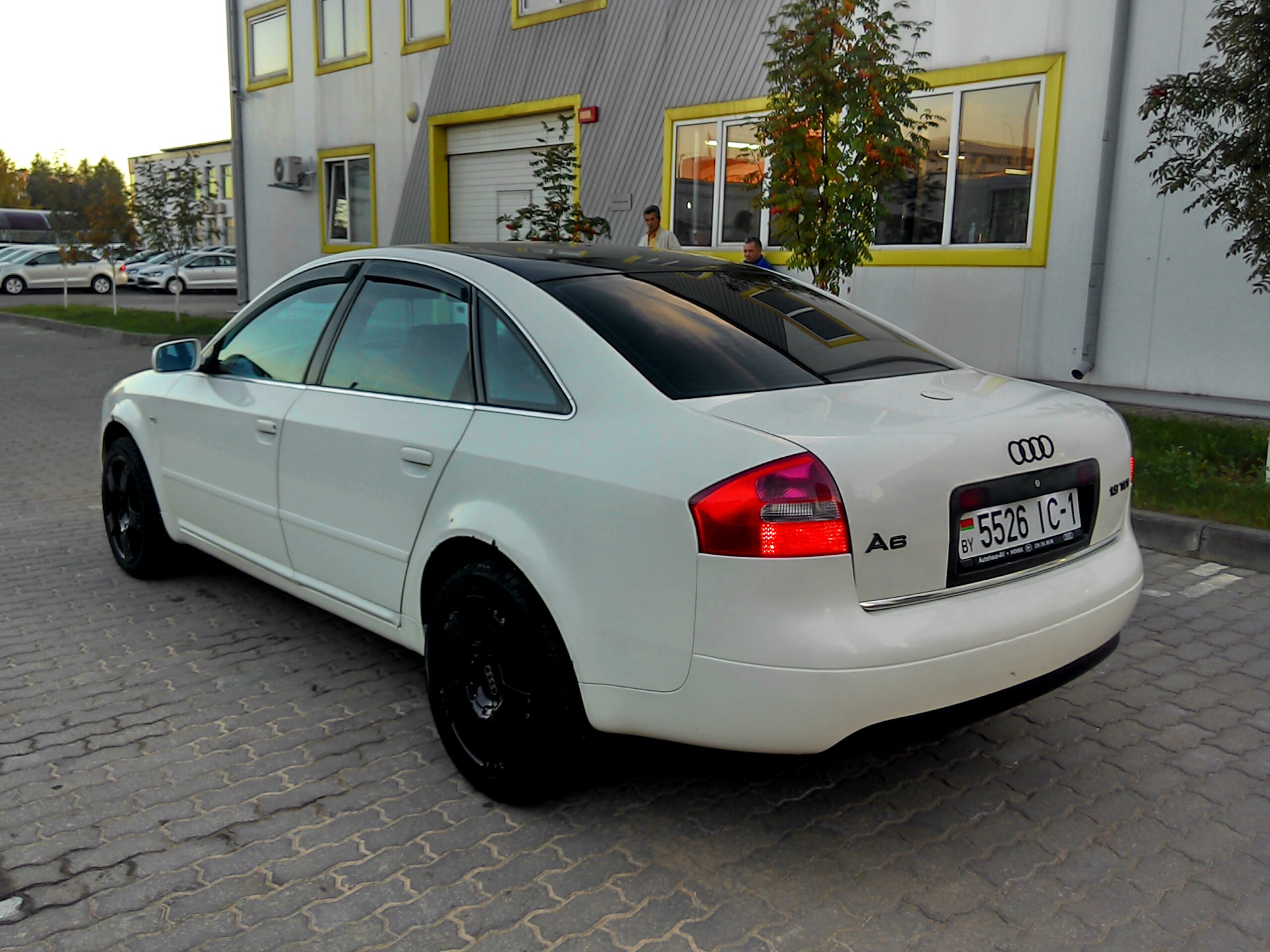 Белая Audi a6 c5