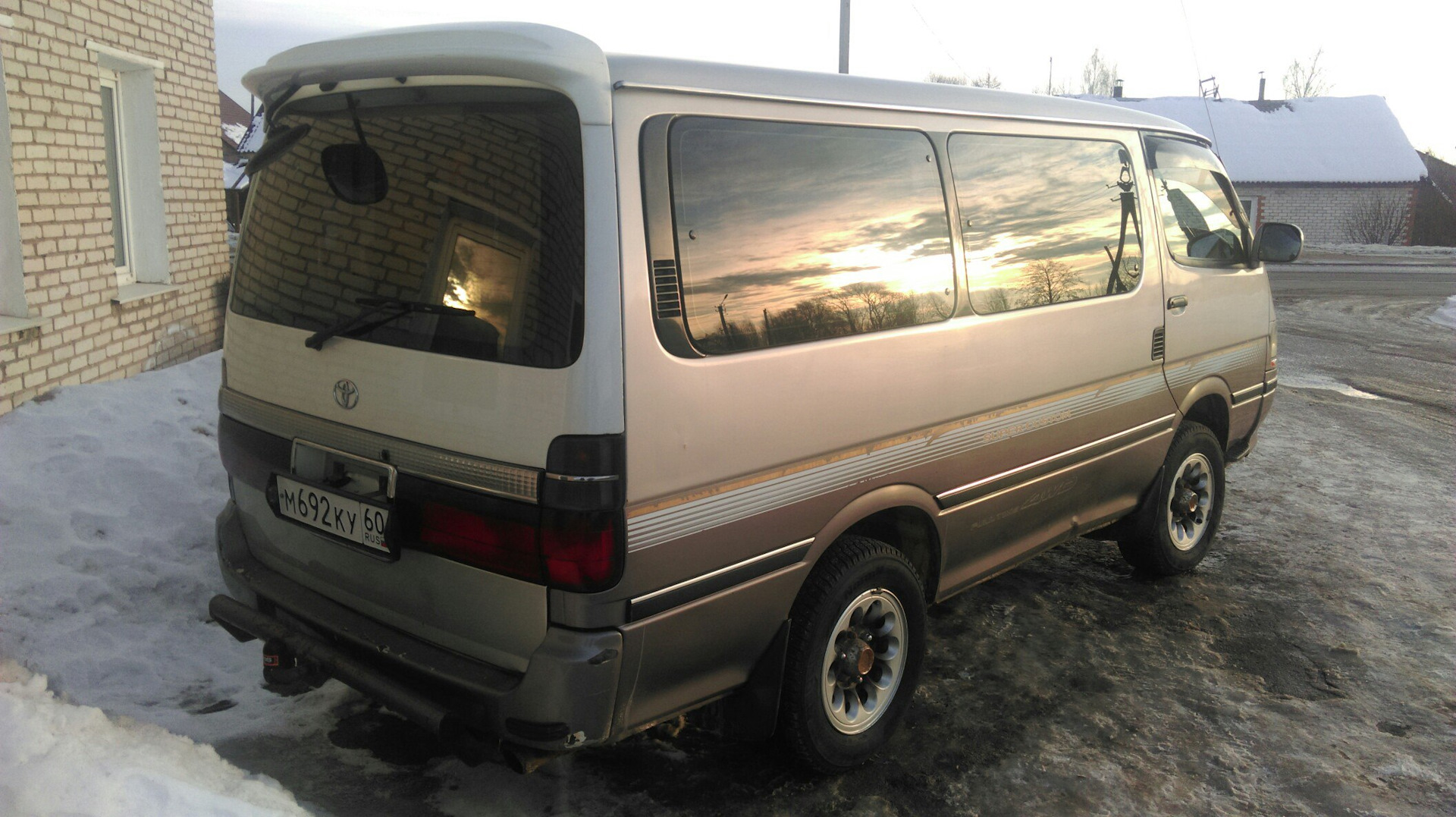 Toyota hiace 100. Toyota Hiace h100. Hiace h106. Toyota Hiace h100 Дельфин. Тонированный Hiace h100.