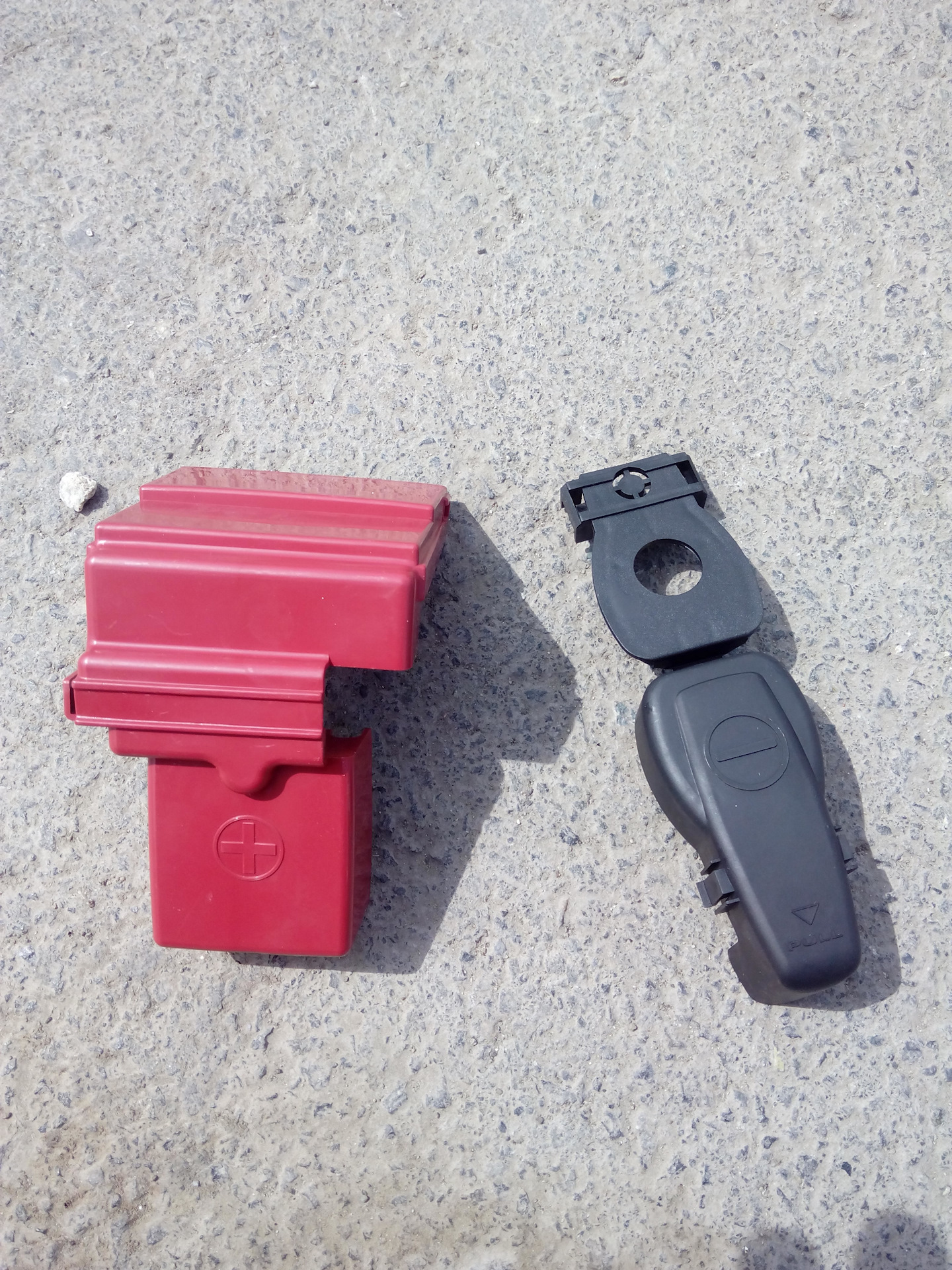 Крышка плюсовой клеммы tiguan. Защита плюсовых клемм. Крышка клеммы аккумулятора nissan tiida. Клеммы лансер 9. Крышка клеммы аккумулятора volkswagen jetta.