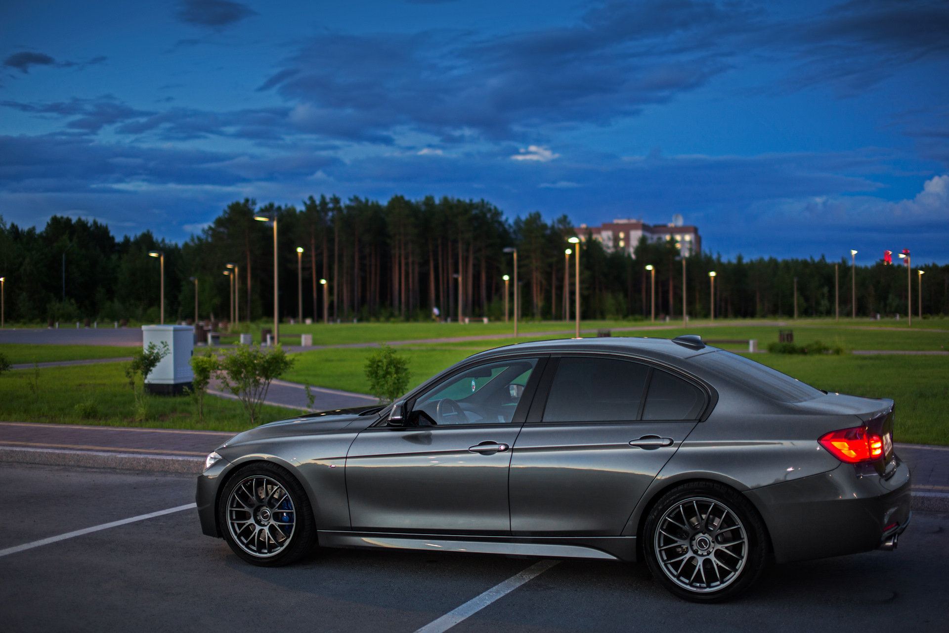 BMW f30 девушка