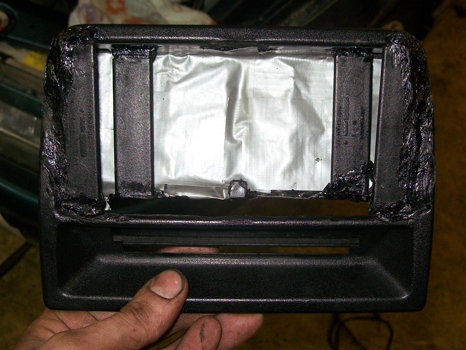 Установка навигатора в центральную решотку вентиляции. — Lada 21102, 1 ...