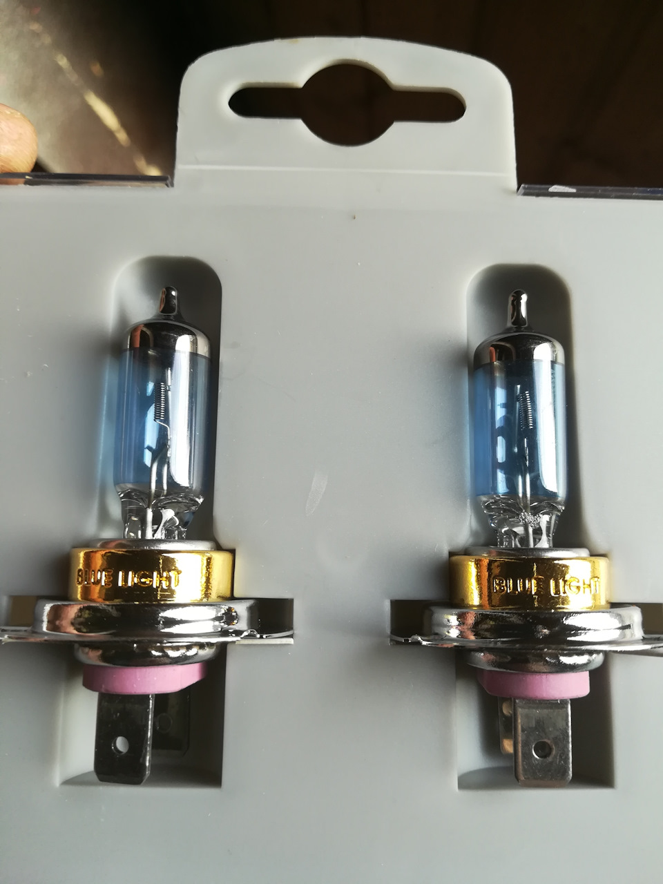 Заменить лампочку в противотуманной фаре форд фокус c-max. C max лампочки. C max лампочки. Лампы галогеновые пежо 4007. Лампа ближнего света ford focus c-max 2004.