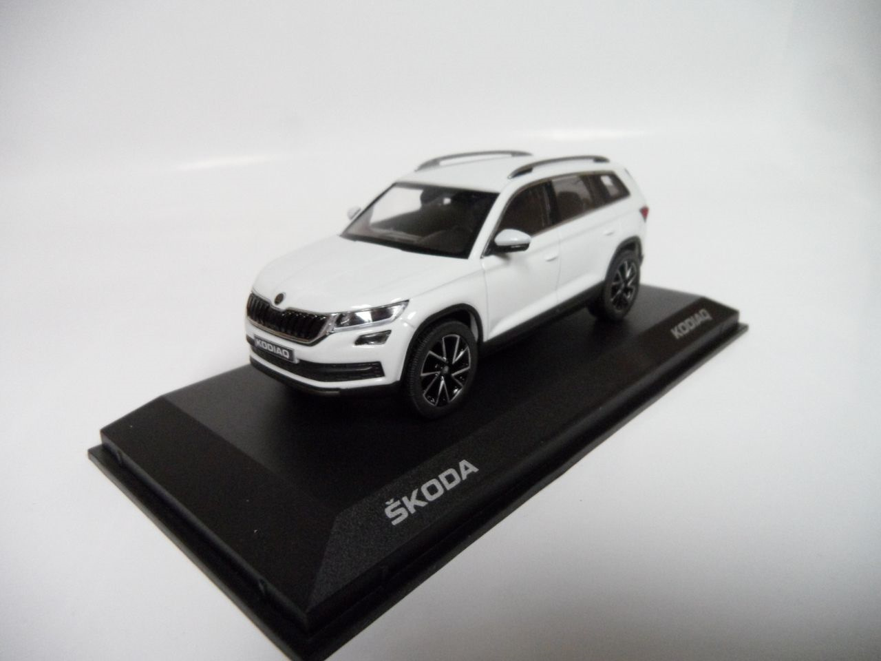 White white 43. 565099300s9r. Модель Skoda Karoq 1 43. Модель 1:43 а/м Skoda Kodiaq Moon White. VAG 565099300s9r.