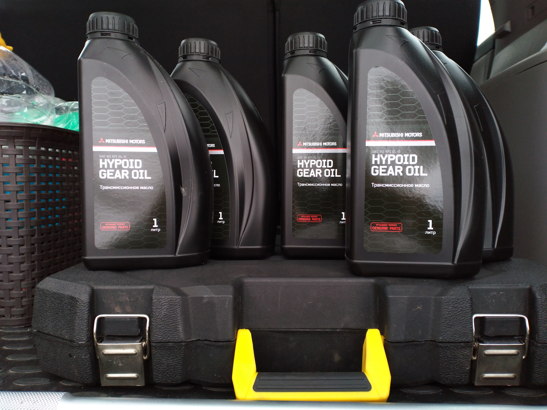 Mitsubishi motors genuine. Mitsubishi Motors Genuine Oil. Mitsubishi Motors Genuine super Hypoid Gear Oil API-gl-5.