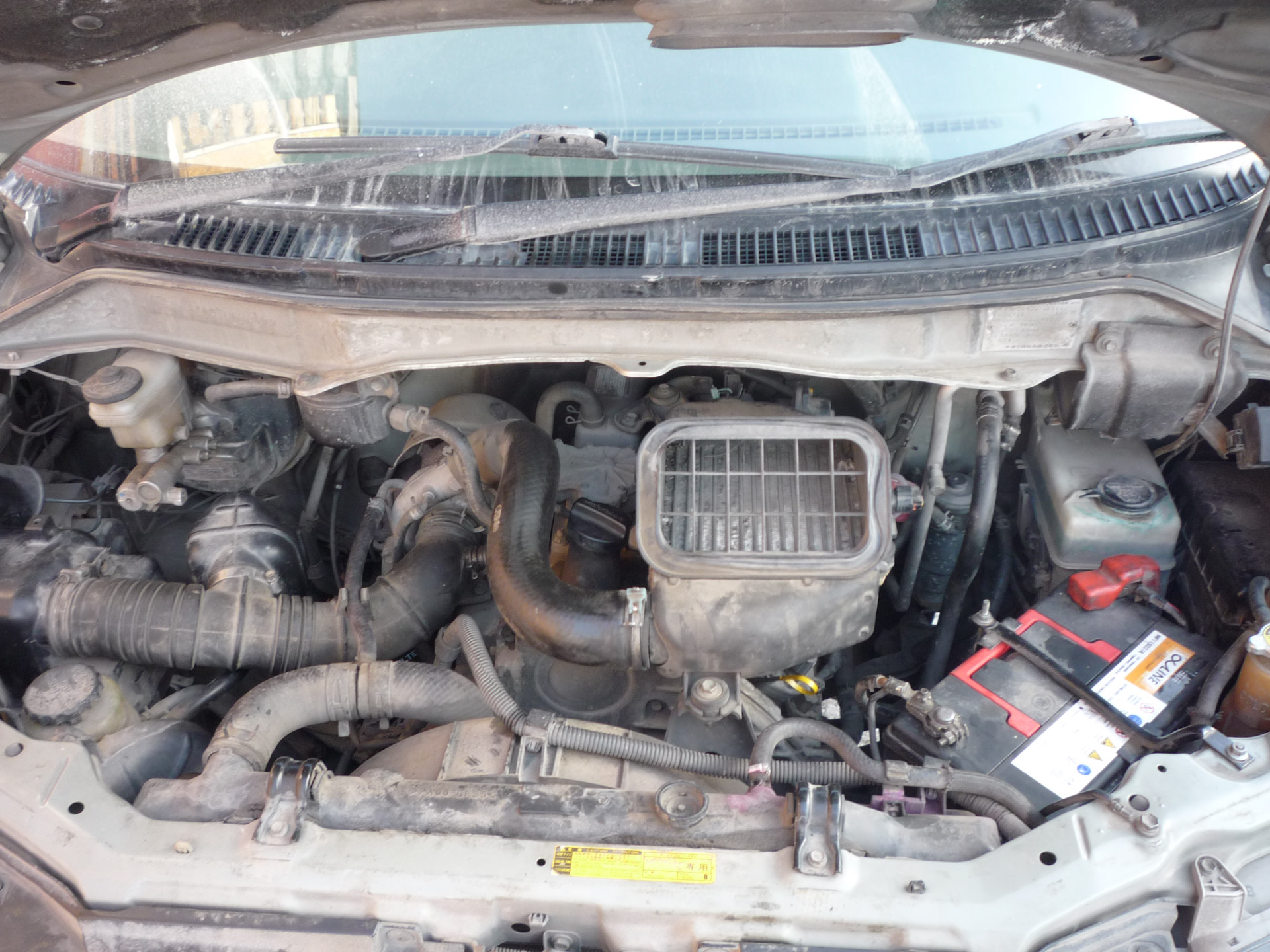 Не заводится ноах. Не заводится ноах. Подкапотное пространство toyota town ace noah. Toyota lite ace noah cr 40. Защита двигателя ноах 2001.