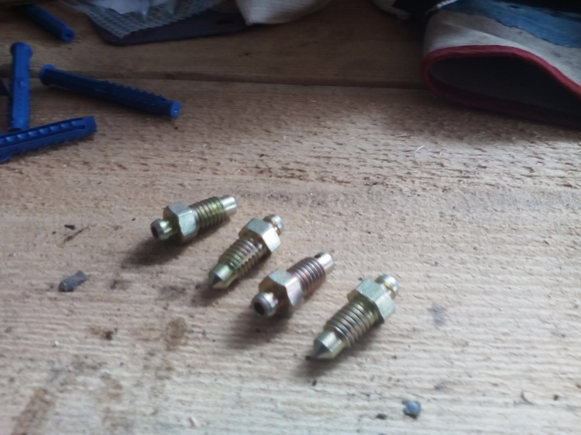 Штуцер прокачки тормозов на шкоду. Штуцер прокачки тормозов 2110. Штуцер прокачки тормозов ваз 2110. Пыльник штуцера прокачки тормозов. Закис штуцер прокачки.