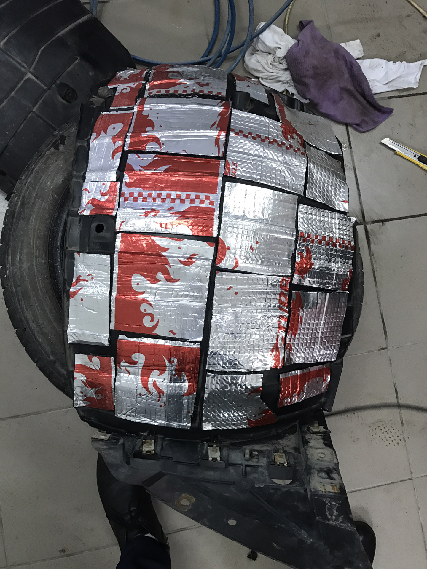 Виброизоляция подкрылков. Щиток подкрылка логан самодельный. Виброизоляция арок honda accord 8. Виброизоляция локеров автомобиля. Подкрылок рио 3.