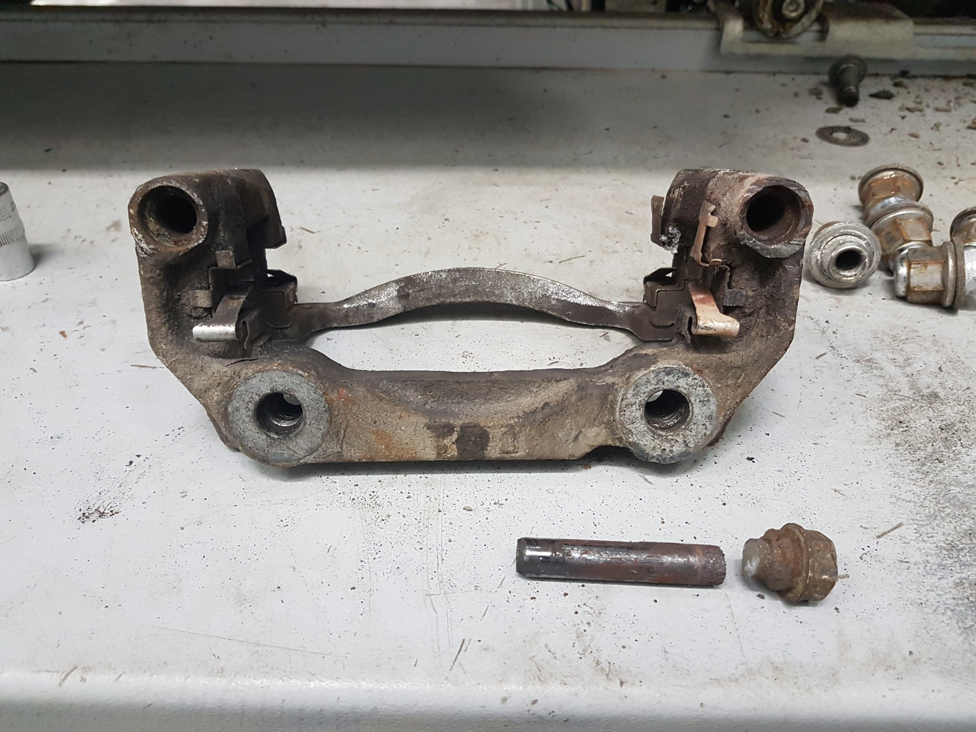 Тормоза. Закисла направляющая — Lexus IS II, 2,5 л, 2006 года | своими ...