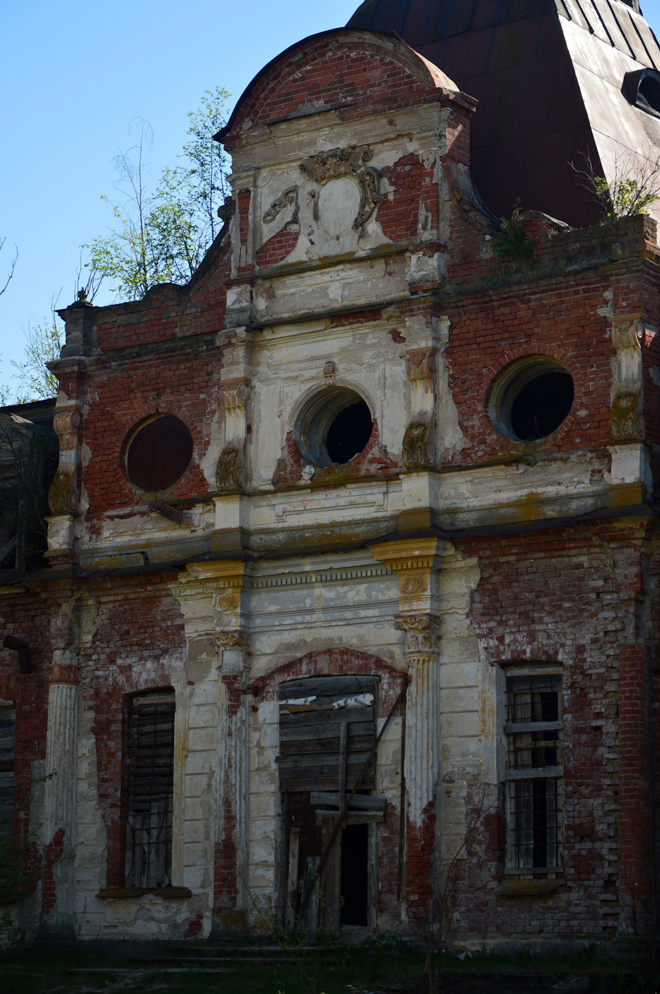 волышево усадьба строгановых история. 13c9599s 960. волышево усадьба строгановых история фото. волышево усадьба строгановых история-13c9599s 960. картинка волышево усадьба строгановых история. картинка 13c9599s 960. В июне прошлого года я вместе с подругой побывала на Псковщине, у нашей одноклассницы. Живет она в маленьком городе Порхов, что расположен на реке Шелонь, в 88-ми километрах от Пскова. Древний русский город. Первое упоминание о котором приходится на 1239 год. Город-крепость. Увидевший и переживший на своем веку много интересного и сложного. Но мой рассказ не о нем, а о судьбе усадьбы Волышево. Усадьбе, которая когда-то была украшением не только этих мест, но и всей богатейшей империи Строгановых. Усадебный комплекс в Волышево называли «жемчужиной» имений Строгановых. Она входила в 20-ку роскошных и красивейших усадебных комплексов в России конца XIX – начала ХХ века. волышево усадьба строгановых история. 13c9599s 960. волышево усадьба строгановых история фото. волышево усадьба строгановых история-13c9599s 960. картинка волышево усадьба строгановых история. картинка 13c9599s 960. В июне прошлого года я вместе с подругой побывала на Псковщине, у нашей одноклассницы. Живет она в маленьком городе Порхов, что расположен на реке Шелонь, в 88-ми километрах от Пскова. Древний русский город. Первое упоминание о котором приходится на 1239 год. Город-крепость. Увидевший и переживший на своем веку много интересного и сложного. Но мой рассказ не о нем, а о судьбе усадьбы Волышево. Усадьбе, которая когда-то была украшением не только этих мест, но и всей богатейшей империи Строгановых. Усадебный комплекс в Волышево называли «жемчужиной» имений Строгановых. Она входила в 20-ку роскошных и красивейших усадебных комплексов в России конца XIX – начала ХХ века.