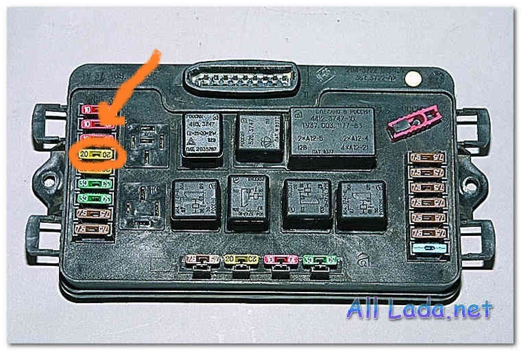 Предохранитель панели приборов. Предохранитель прикуривателя ВАЗ 2114. Монтажный блок 2114 магнитола. Реле к4 ВАЗ 2115. Блок предохранителей ВАЗ 2114 прикуриватель.