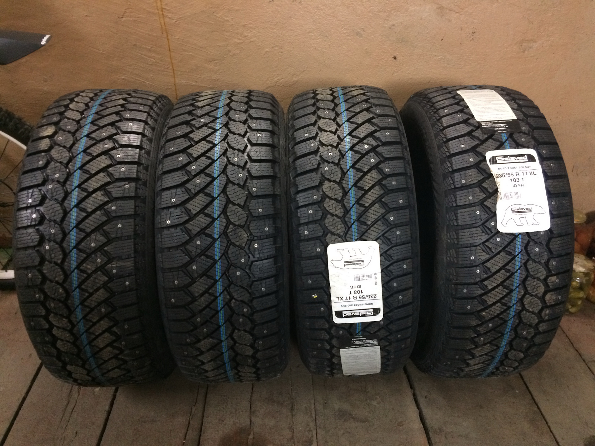 Gislaved nord frost 200 id xl. Gislaved Nord Frost 200. Gislaved Nord Frost 200 SUV. Gislaved Nord Frost 200 SUV 235/60 r18 107t XL. Шип Gislaved Nord Frost 200 SUV ID 215/70r16 100t fr XL 0348099.