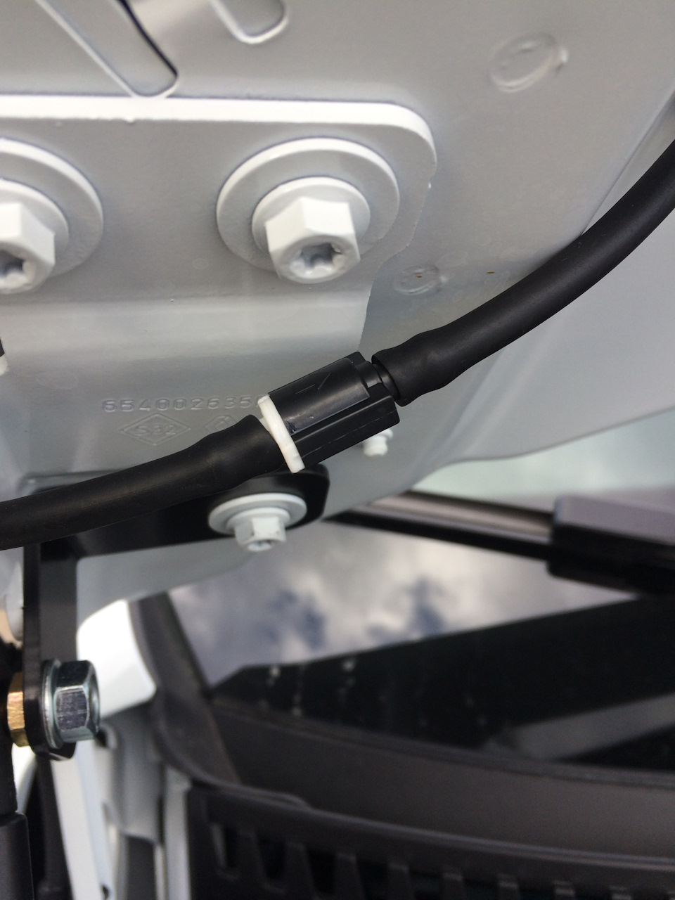 Обратный клапан на омыватель заднего стекла. - Renault Kaptur (2016), 1,6 л, 201