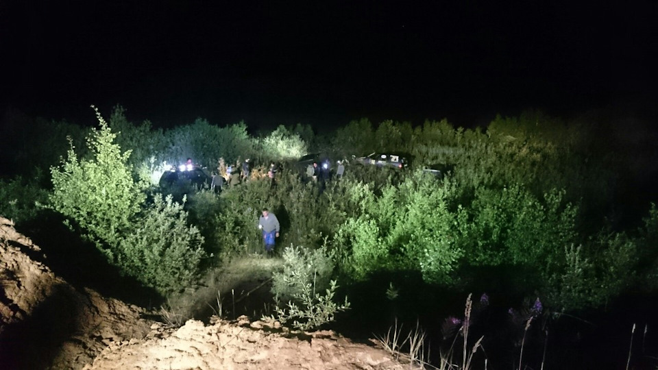 С обзорной точки открылась панорама, отображающая всю ситуацию. Разбросанные по болоту внедорожники, хаотично перемещающиеся огни фар и напряженные фигуры участников создают картину быстрой работы эвакуационной техники — Mitsubishi Pajero (1G)