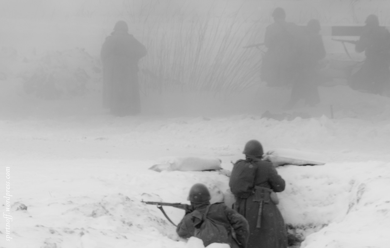 Бой белый снег серый. Зимнее поле боя. Заснеженное поле боя. Снежное поле боя.