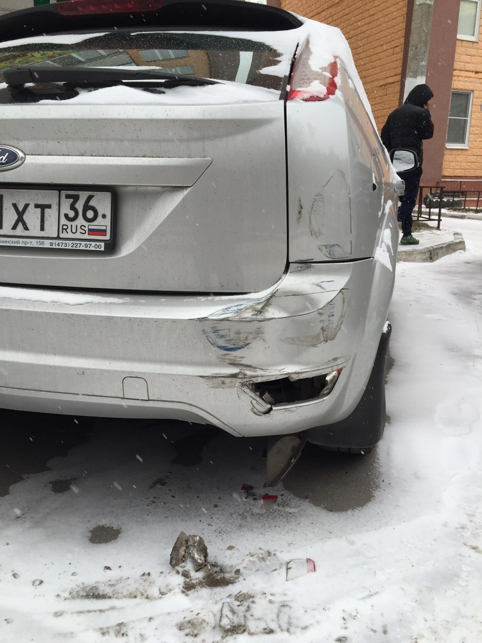 ДТП во дворе — Ford Focus Hatchback II, 1,6 л, 2011 года | ДТП | DRIVE2