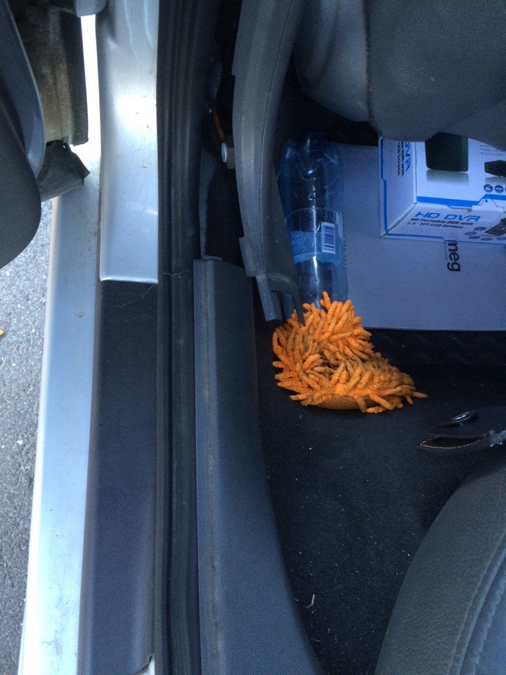 Ремни безопасности плохо возвращаются что делать. 13f520as 960. Ремни безопасности плохо возвращаются что делать фото. Ремни безопасности плохо возвращаются что делать-13f520as 960. картинка Ремни безопасности плохо возвращаются что делать. картинка 13f520as 960. Ремень безопасности с пассажирской стороны стал еще хуже возвращаться обратно после использования. Когда пассажир спереди выходит и отстёгивает ремень, то он потом еще какое то время болтается и вяло — вяло возвращается назад. И проблема тут совсем не в пружине натяжителя и механизма, а в обычном скоплении пыли и грязи на петле внутри обшивки, через которую проходит ремень. Видел тут на Драйве несколько постов на эту тему. Некоторые пол машины разбирают, чтобы добраться до механизма ремней безопасности, снять его, перетянуть пружину и собрать все обратно. Делать этого совершенно не нужно. Тут поможет старая добрая силиконовая смазка. Решение проблемы, к стати, нашел на форуме Меган Клуба. Ремни безопасности плохо возвращаются что делать. 13f520as 960. Ремни безопасности плохо возвращаются что делать фото. Ремни безопасности плохо возвращаются что делать-13f520as 960. картинка Ремни безопасности плохо возвращаются что делать. картинка 13f520as 960. Ремень безопасности с пассажирской стороны стал еще хуже возвращаться обратно после использования. Когда пассажир спереди выходит и отстёгивает ремень, то он потом еще какое то время болтается и вяло — вяло возвращается назад. И проблема тут совсем не в пружине натяжителя и механизма, а в обычном скоплении пыли и грязи на петле внутри обшивки, через которую проходит ремень. Видел тут на Драйве несколько постов на эту тему. Некоторые пол машины разбирают, чтобы добраться до механизма ремней безопасности, снять его, перетянуть пружину и собрать все обратно. Делать этого совершенно не нужно. Тут поможет старая добрая силиконовая смазка. Решение проблемы, к стати, нашел на форуме Меган Клуба.