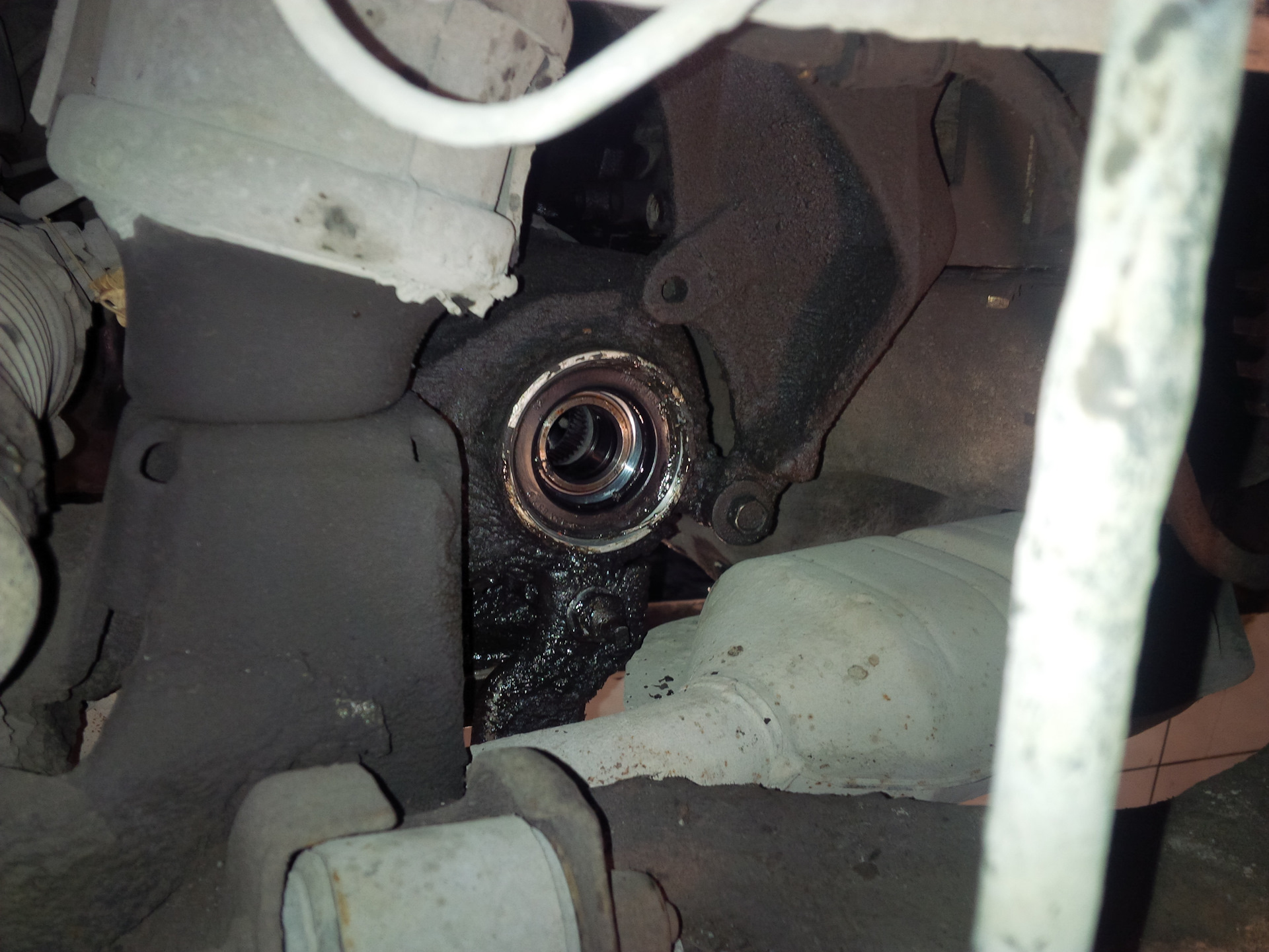 замена сальника правой полуоси. сальник правой полуоси пежо 307. замена сальника правой полуоси. замена сальника правой полуоси. сальник поврежден.