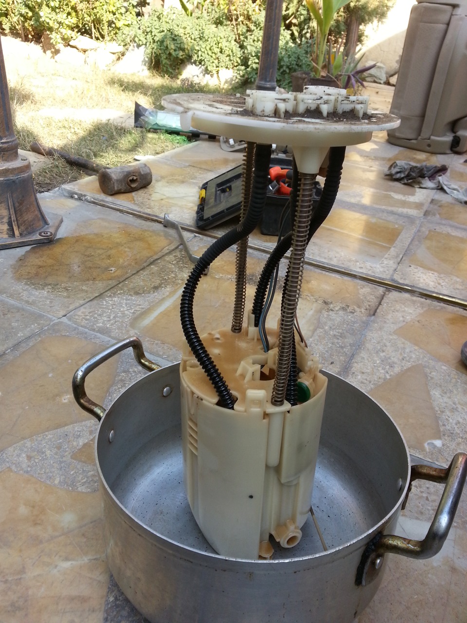 Replace the fuel pump — Toyota Land Cruiser 200, 4 л, 2010 года