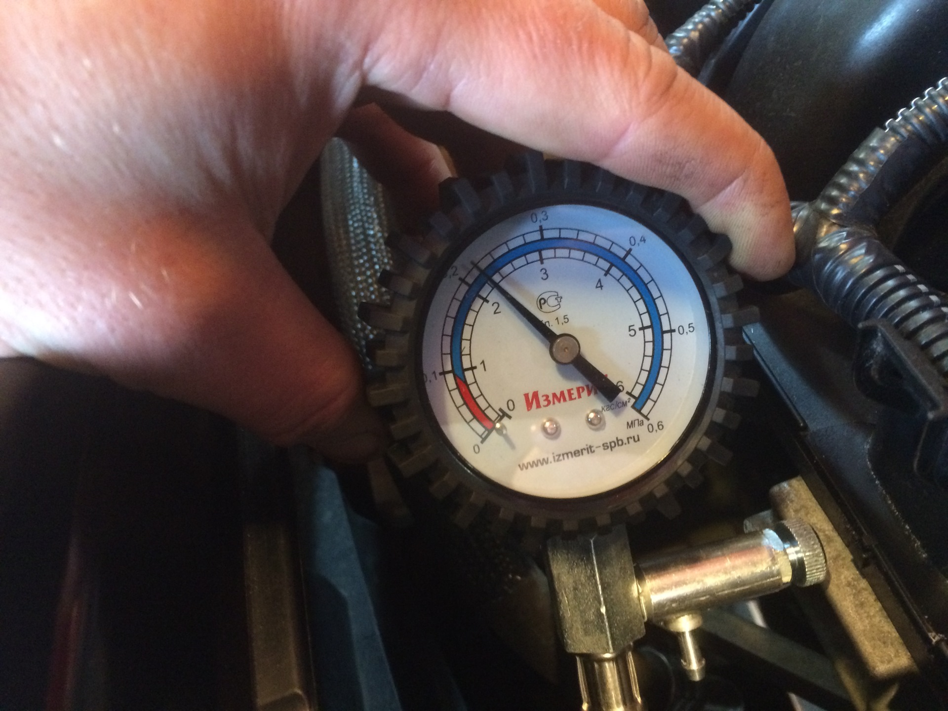Как замерить давление масла в двигателе. Манометр для замера давления масла ЗМЗ 406. Измеритель давления масла 1/8. Renault Megane 2 замер давления масла. Манометр для измерения давления топлива Рено Логан.