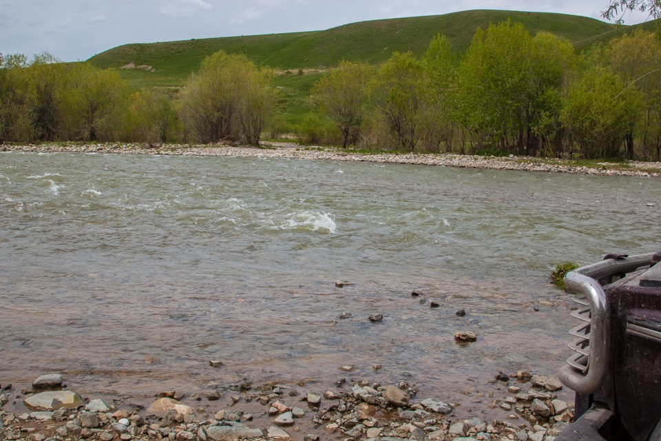 Это был второй брод. Тут ширина реки уже метров 40 не меньше и воды больше раза в полтора. Тут нервы тоже пощектал. Машина для воды то не готова. Проехали хорошо! — Mercedes-Benz G-Class (W460/W461)