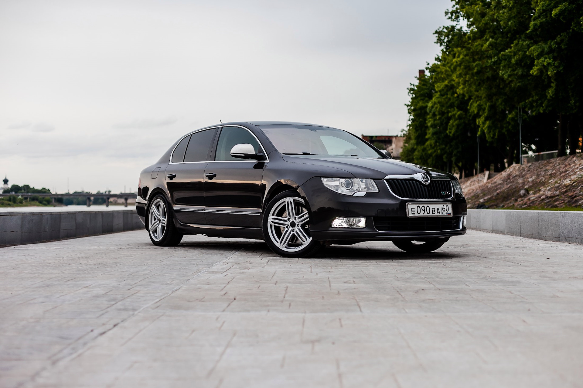 Шкода суперб 2. Superb 2 r19. Skoda Superb 2.0 Black. Skoda Superb 2.0 r16. Катаная Шкода Суперб.